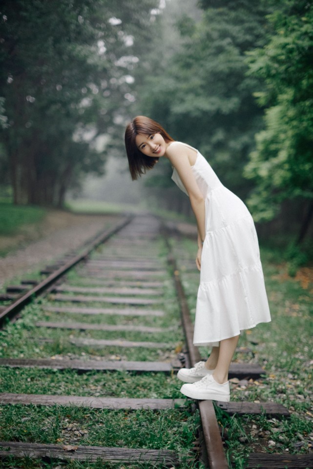 毛晓彤白裙短发清新脱俗美若天仙,跳绳走铁轨引回忆杀