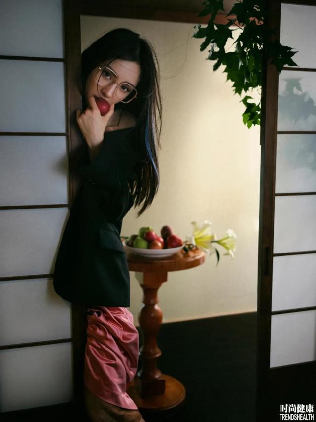 杨幂登时尚杂志,自曝曾吃着糖看情侣吵架,对爱情的理解已不一样