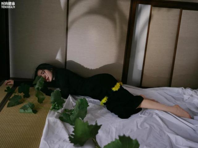 杨幂登时尚杂志,自曝曾吃着糖看情侣吵架,对爱情的理解已不一样