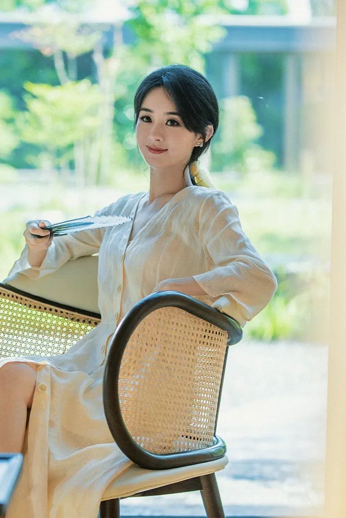 赵丽颖穿素色长裙清丽脱俗！雪肤玉貌越来越美