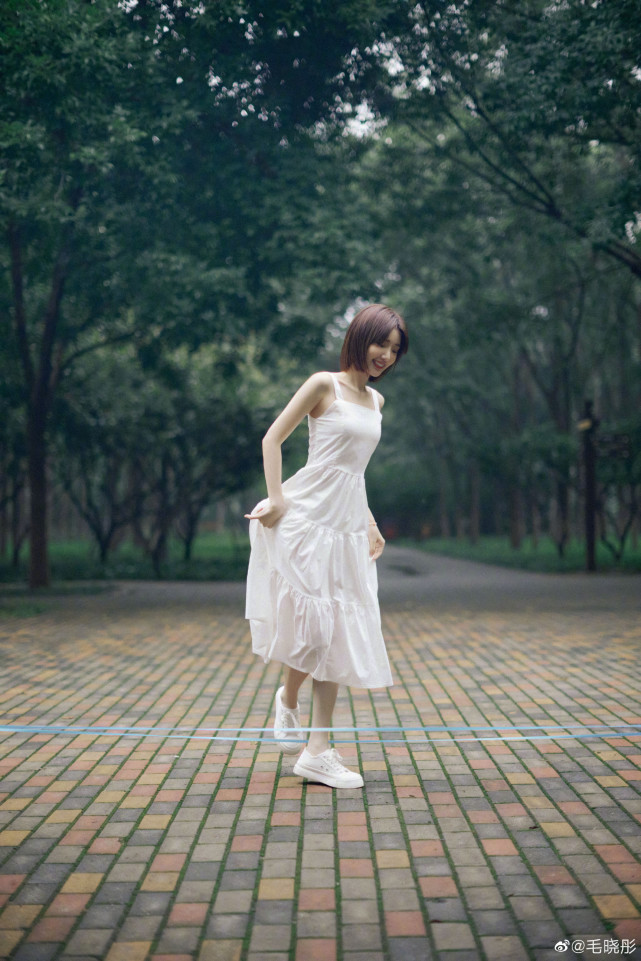 毛晓彤白裙短发清新脱俗美若天仙,跳绳走铁轨引回忆杀