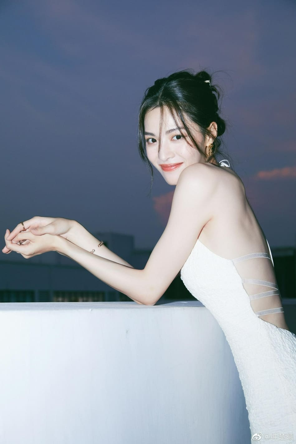 钟楚曦穿吊带抹胸露背长裙很美艳！魔鬼身材太性感妩媚