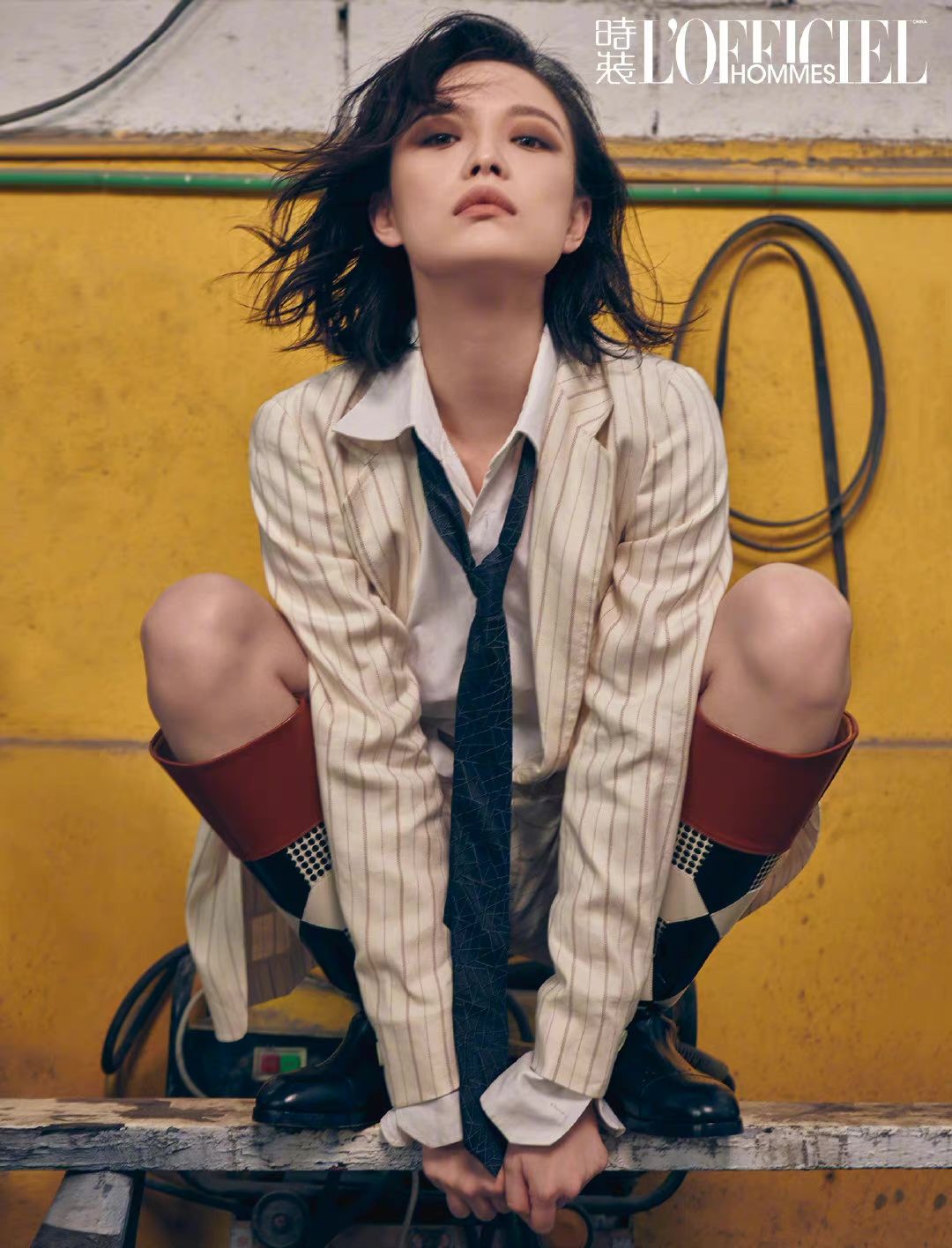 倪妮湿发烟熏妆好撩人，面对镜头大秀锁骨，这气质太绝了