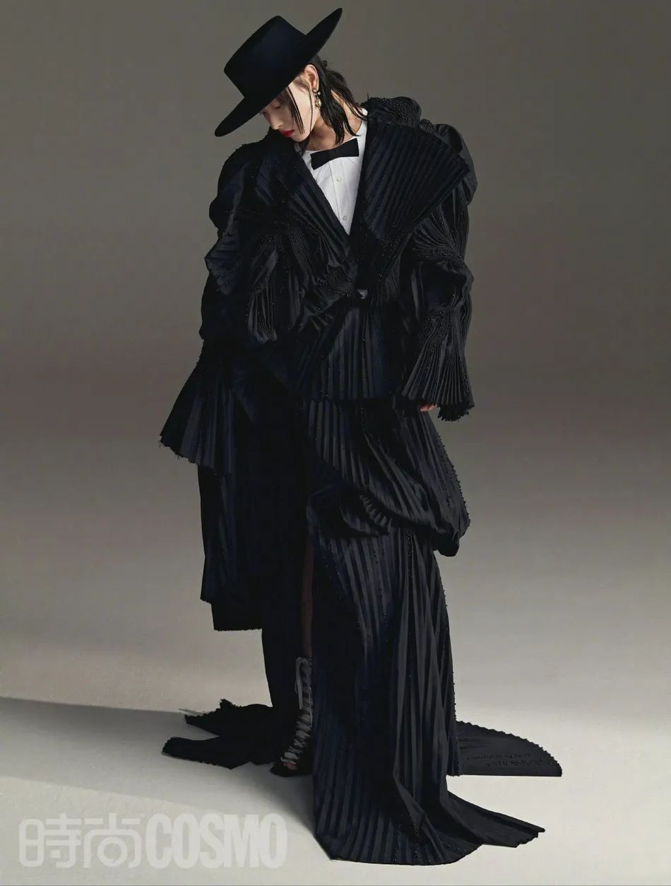 倪妮登时尚杂志封面超英姿飒爽!雪肤玉貌性感美艳