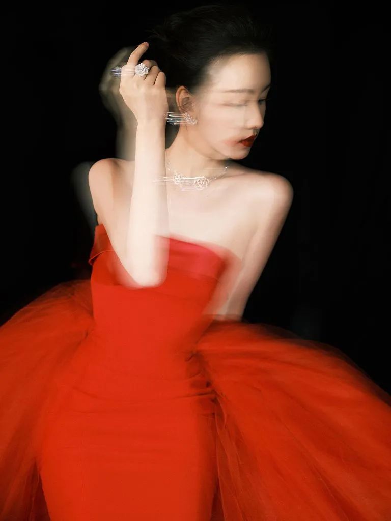 陈都灵穿抹胸红裙美艳绝伦!魔鬼身材性感美丽