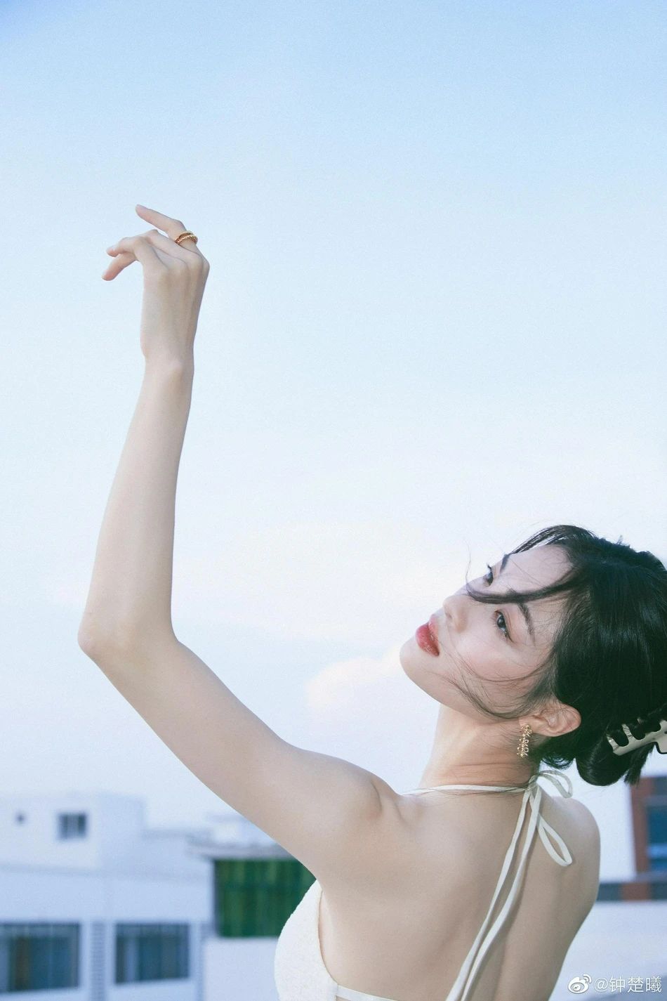 钟楚曦穿吊带抹胸露背长裙很美艳！魔鬼身材太性感妩媚