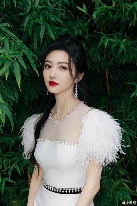 景甜穿白羽珍珠高腰长裙美艳动人!雪肤玉貌靓丽十足