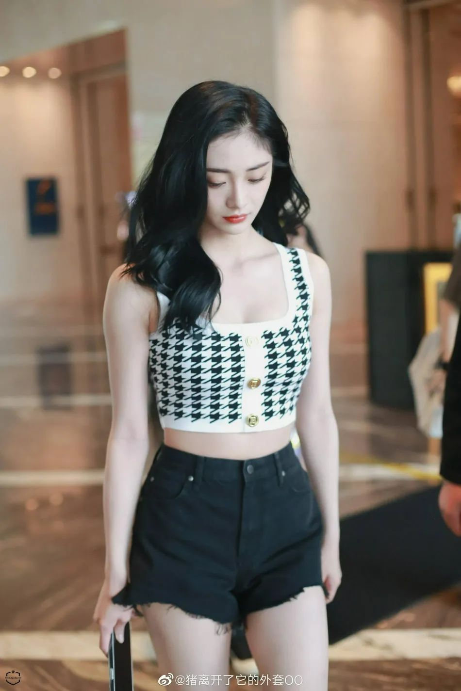 周洁琼穿紧身上衣黑短裤超靓!雪肤玉貌太性感美艳
