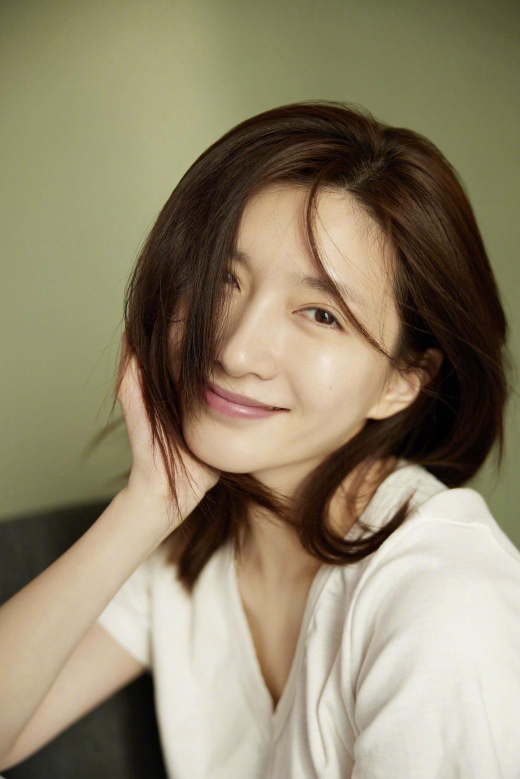 江疏影35岁生日晒素颜照，穿V领T恤秀锁骨性感美丽