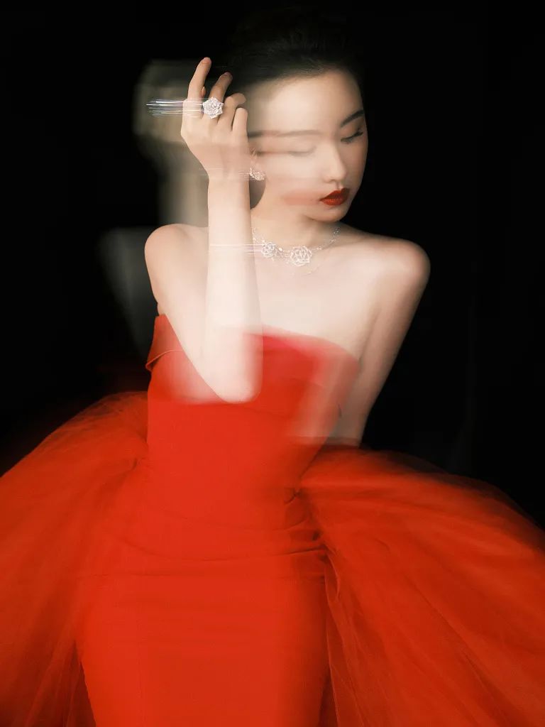 陈都灵穿抹胸红裙美艳绝伦!魔鬼身材性感美丽