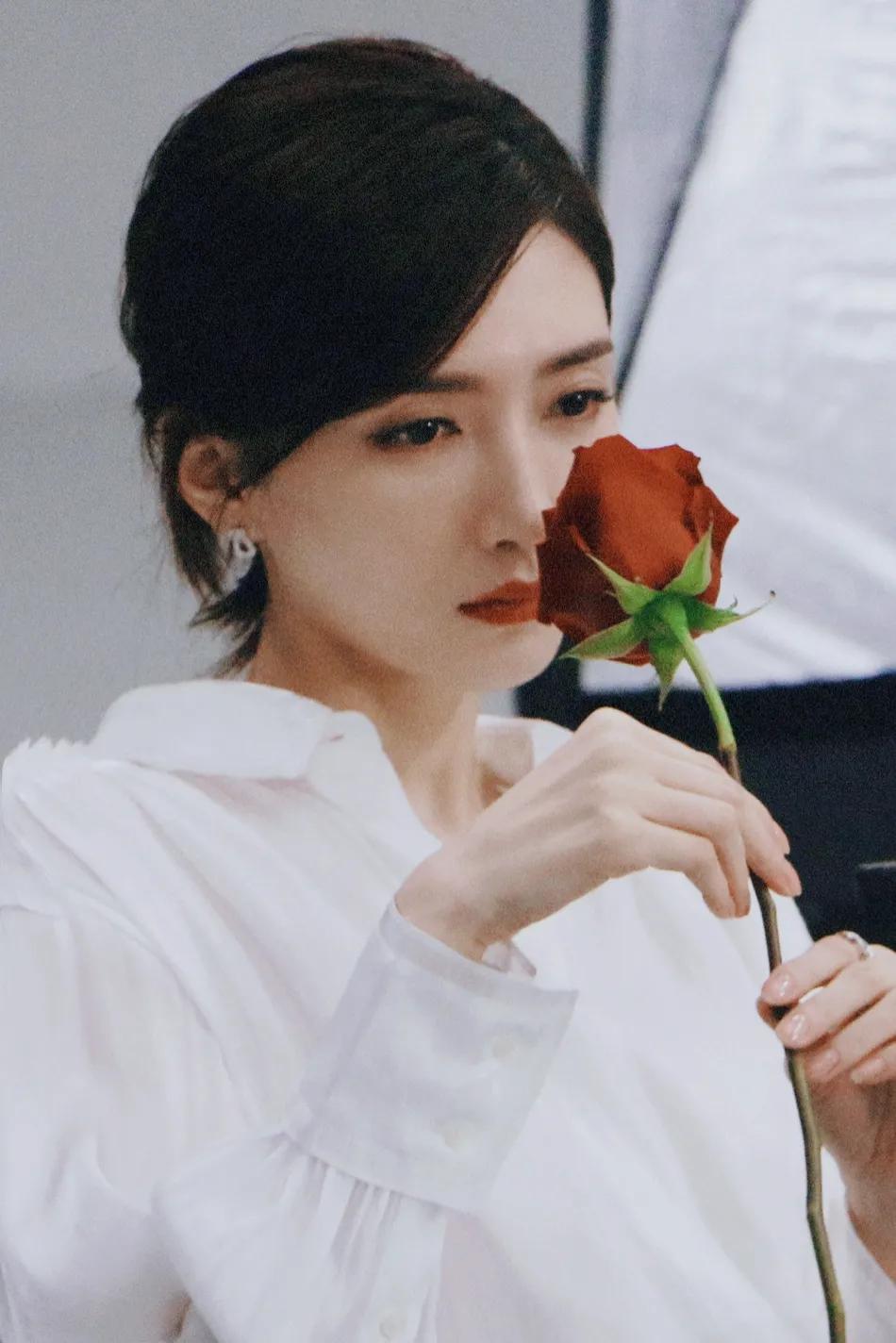 江疏影穿红色纱裙秀天鹅颈，性感又妩媚！