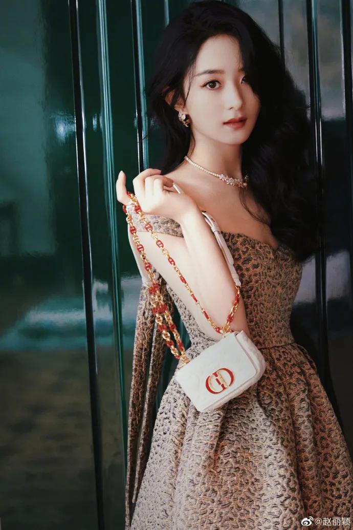 赵丽颖穿抹胸豹花纹长裙！性感妩媚太美丽
