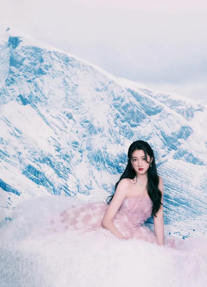 关晓彤穿粉色抹胸花朵裙超美艳！雪肤玉貌太性感妩媚