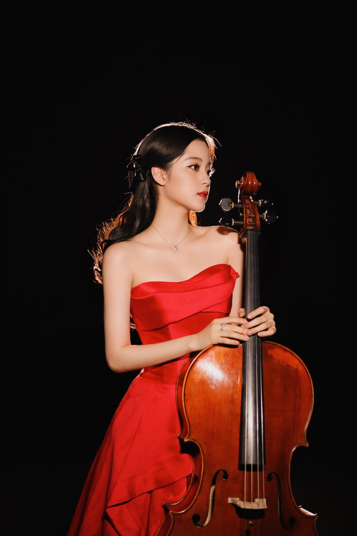 欧阳娜娜穿黑色镂空裙高贵精致,气质感真绝了