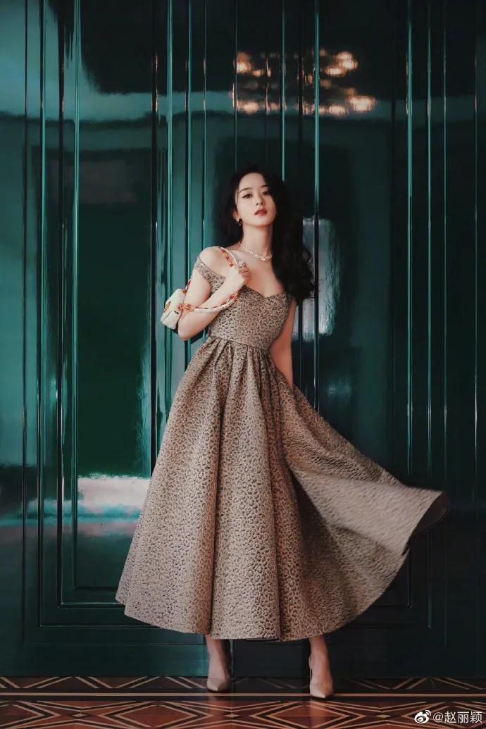 赵丽颖穿抹胸豹花纹长裙！性感妩媚太美丽