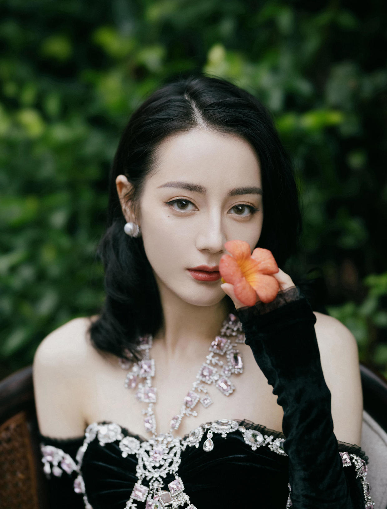 迪丽热巴穿黑丝绒连衣裙秀直角肩,气质越来越好!