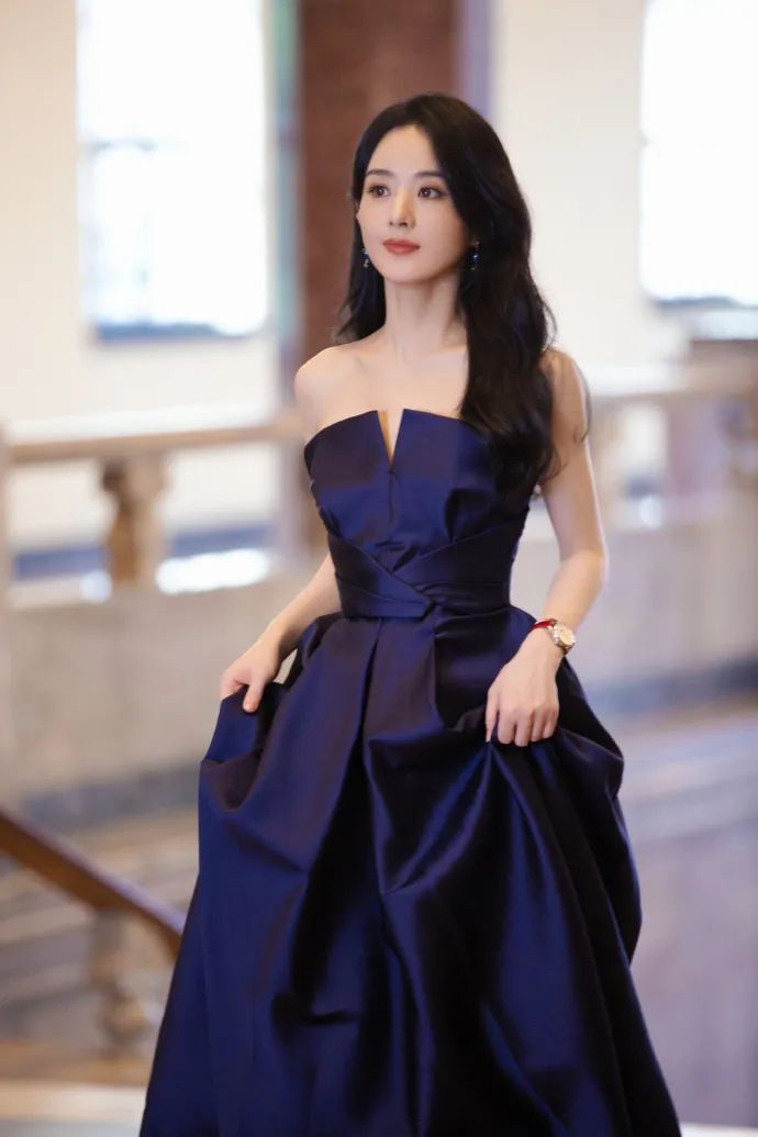 赵丽颖穿藏蓝色抹胸长裙超美!魅力不可小觑