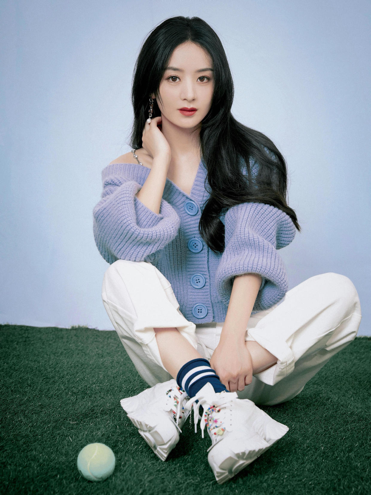 赵丽颖穿针织衫配长裤,清爽大气越变越美