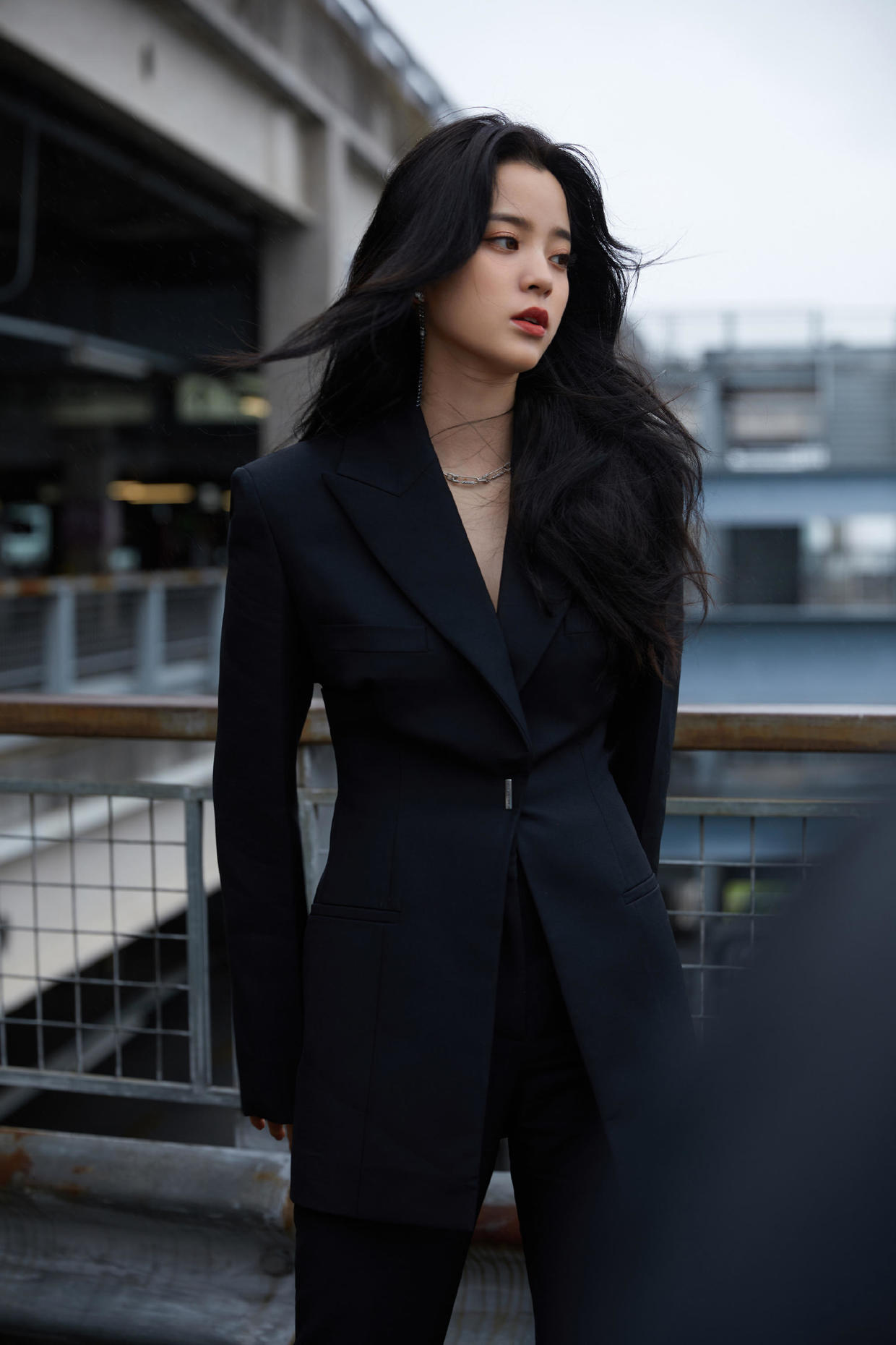 欧阳娜娜穿黑色镂空裙高贵精致,气质感真绝了