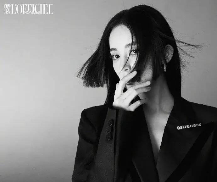 古力娜扎杂志写真造型惊艳!魔鬼身材太性感撩人