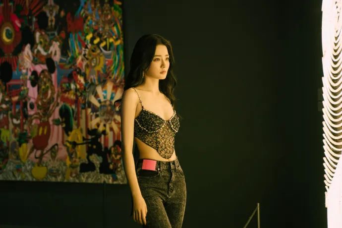 徐璐穿低胸吊带露美背超美艳!凹凸有致性感撩人