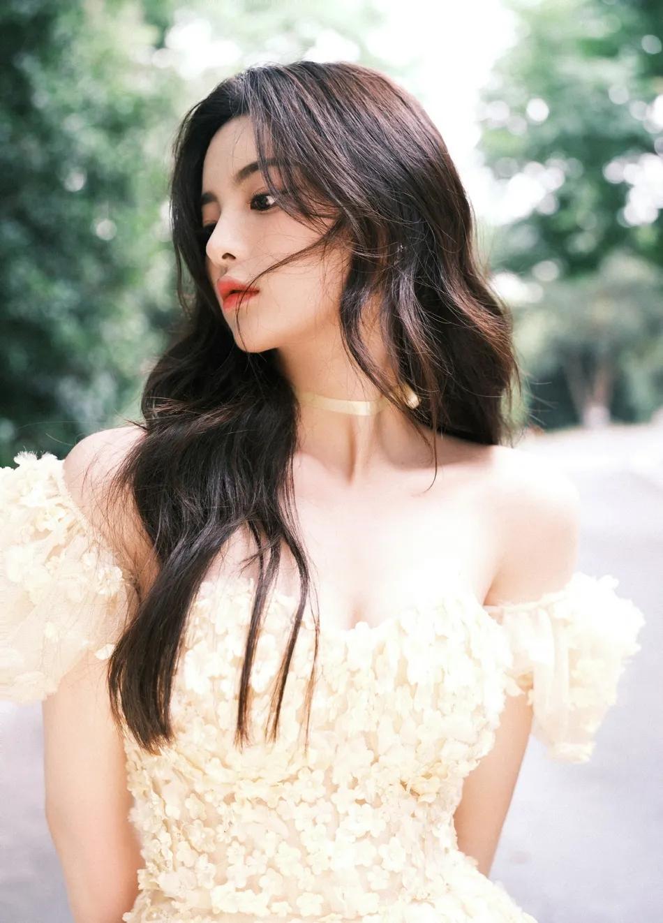 杨超越穿抹胸黄裙超妩媚！很是性感妩媚