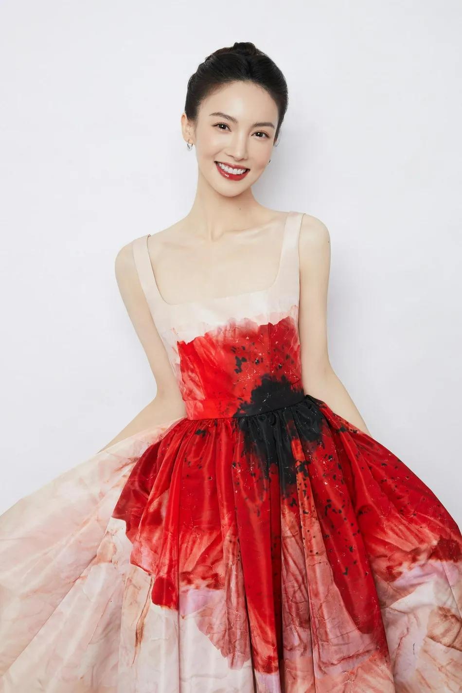 金晨穿浅粉泼墨裙天鹅颈吸睛!人美气质更出众