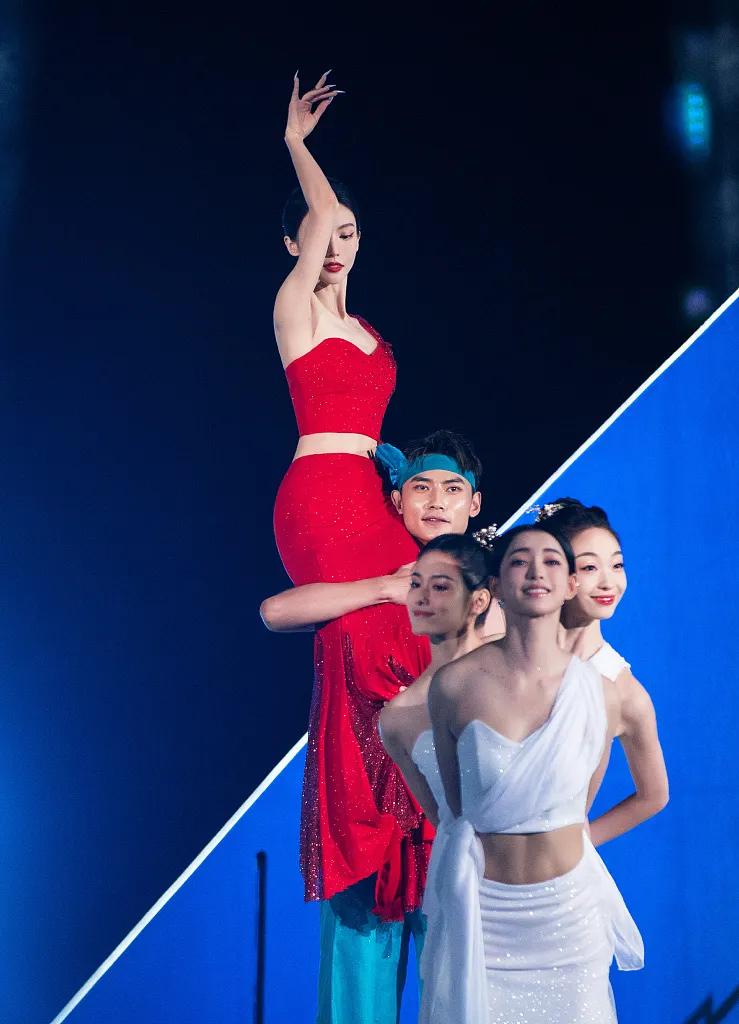 金晨穿红色抹胸长裙美呆了!魔鬼身材太性感妖艳