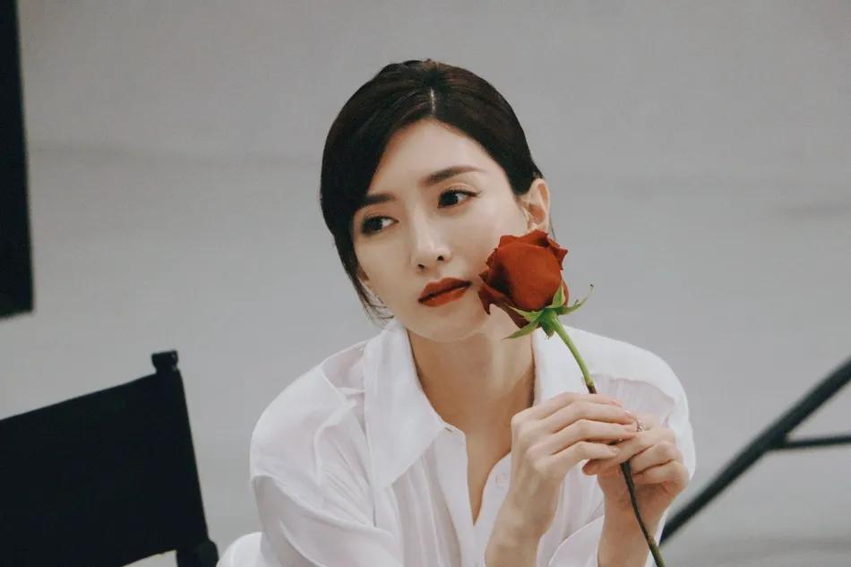 江疏影穿红色纱裙秀天鹅颈，性感又妩媚！