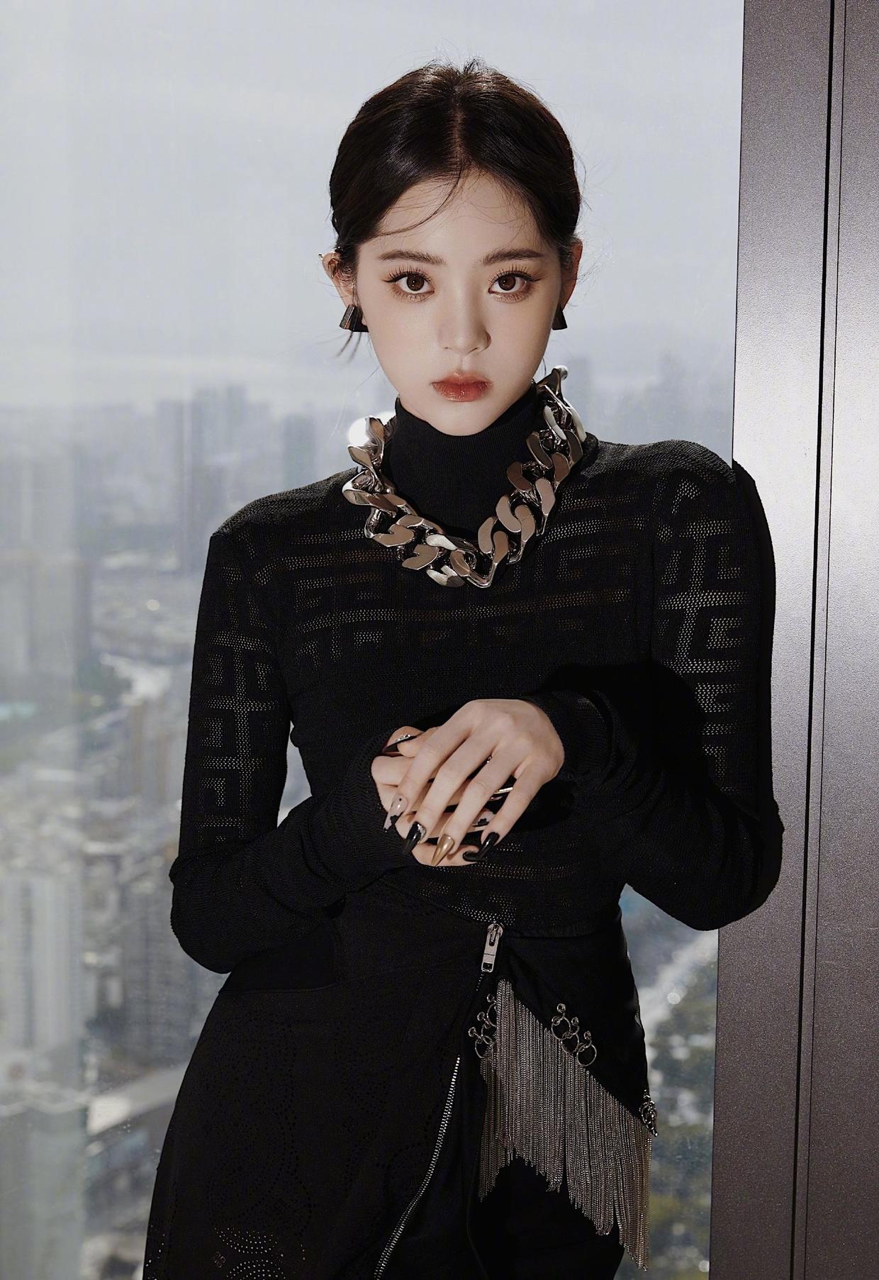 欧阳娜娜穿黑色镂空裙高贵精致,气质感真绝了