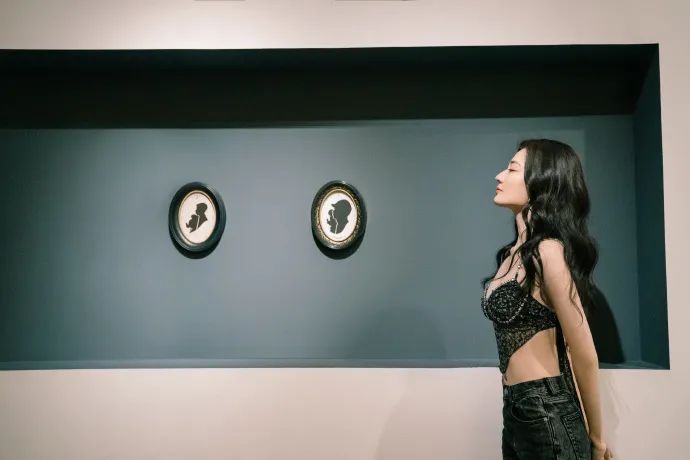 徐璐穿低胸吊带露美背超美艳!凹凸有致性感撩人