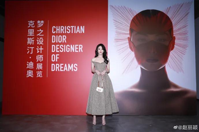 赵丽颖穿抹胸豹花纹长裙！性感妩媚太美丽