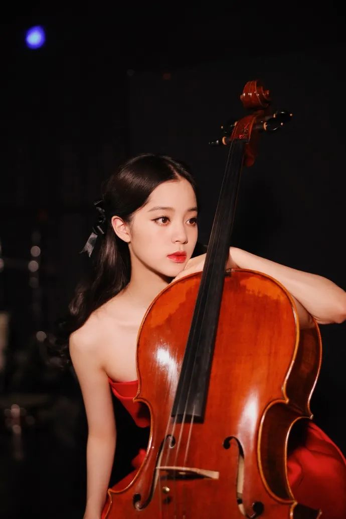 欧阳娜娜穿红裙大秀香肩！性感又迷人