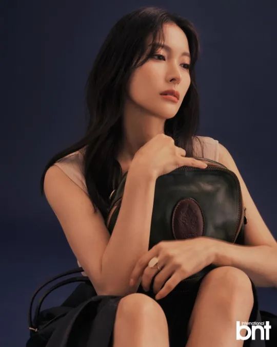 韩国女星朴奎利时尚杂志超美写真!精致优雅