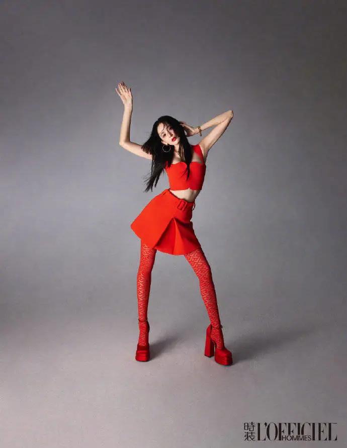 古力娜扎杂志写真造型惊艳!魔鬼身材太性感撩人