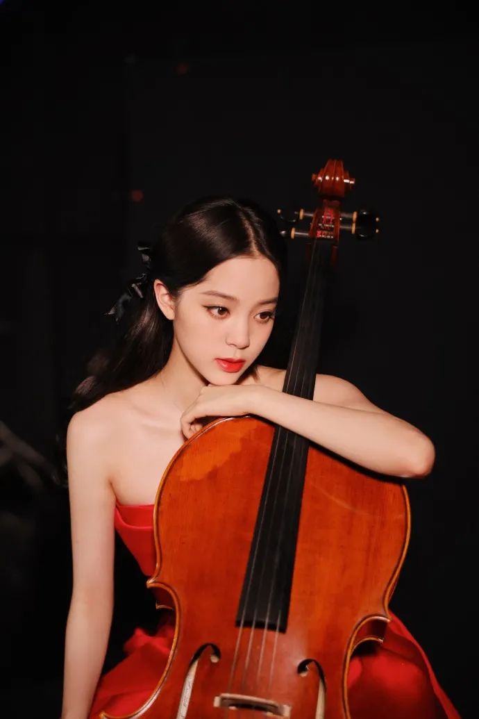 欧阳娜娜穿红裙大秀香肩！性感又迷人