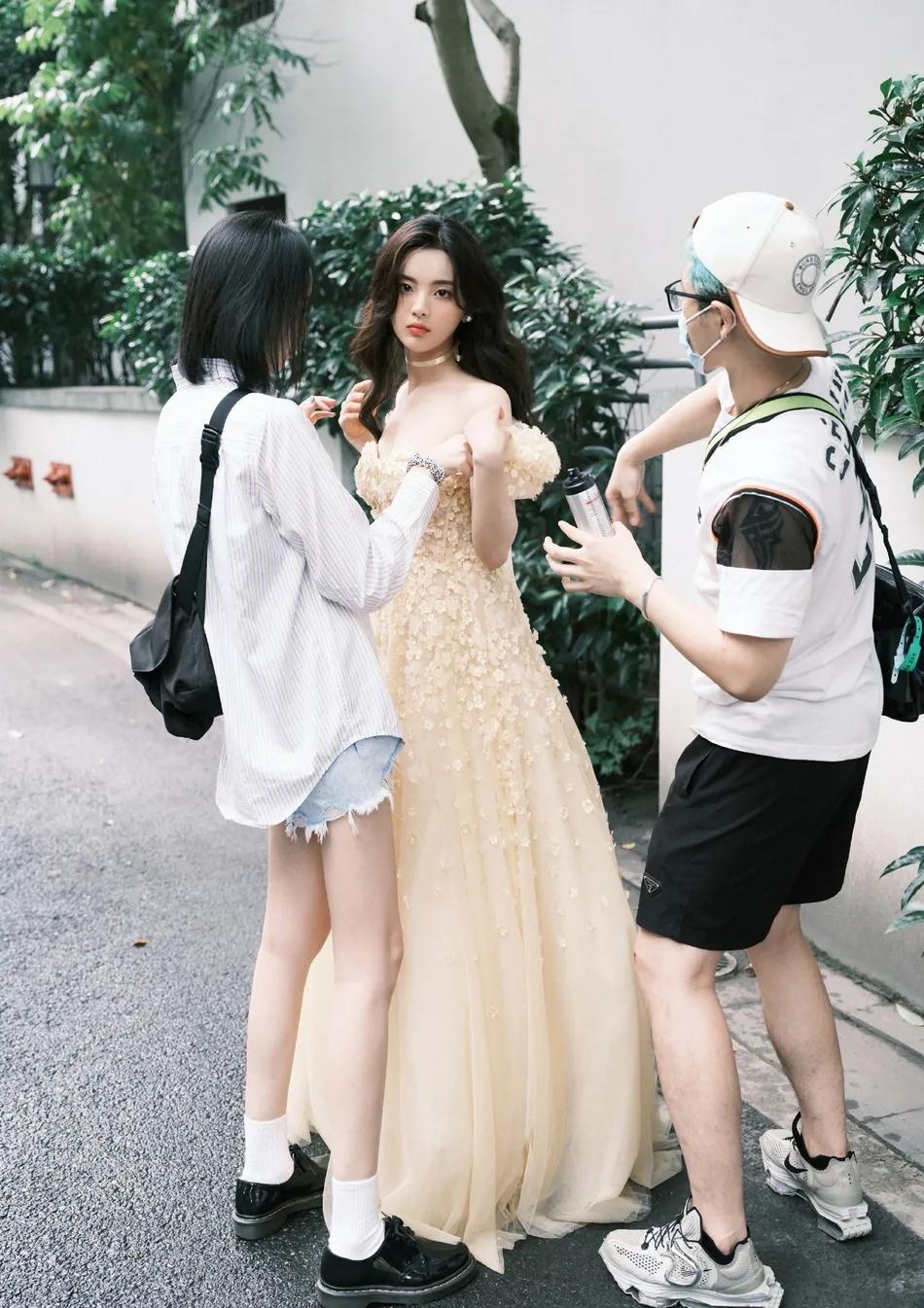 杨超越穿抹胸黄裙超妩媚！很是性感妩媚