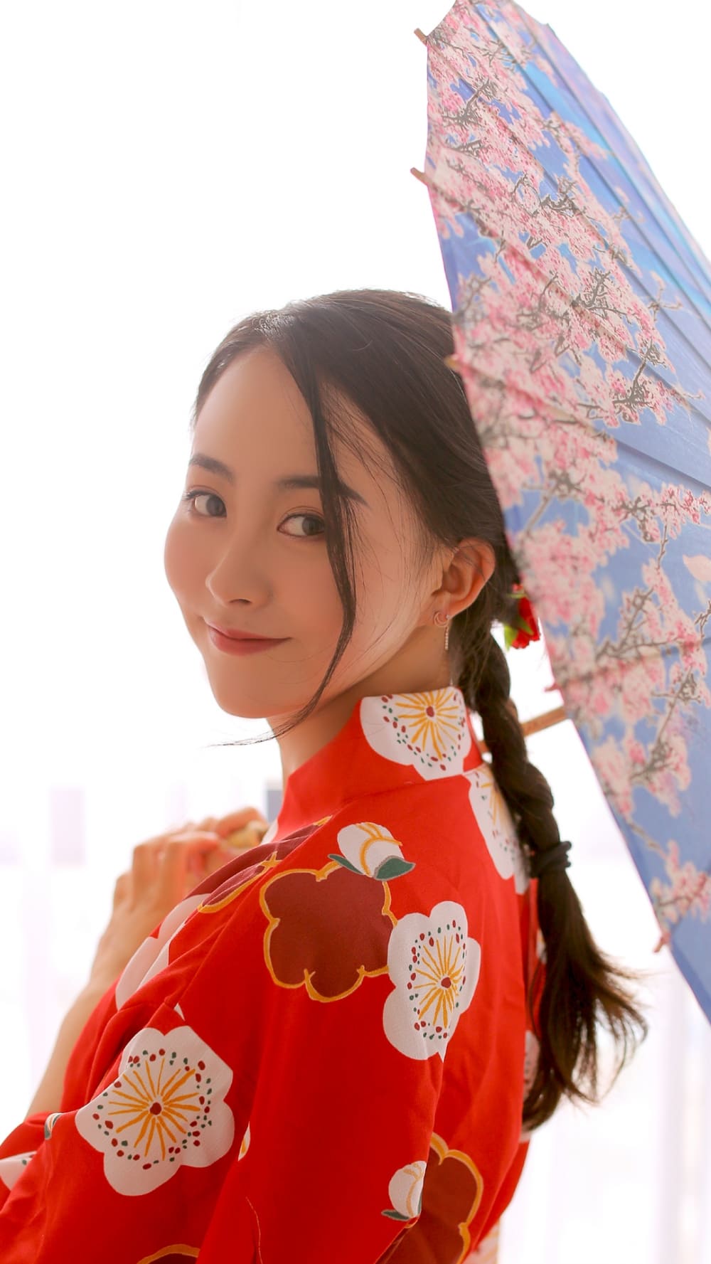 长发美女红色和服纸伞靓丽清秀图片写真