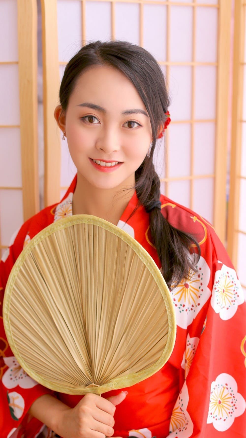 长发美女红色和服纸伞靓丽清秀图片写真