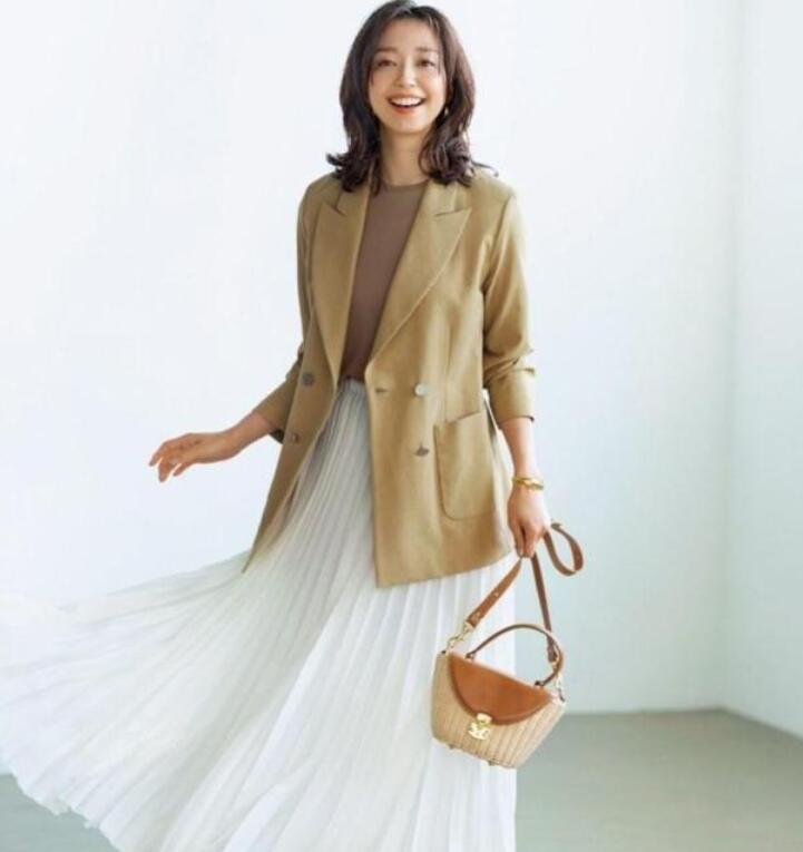 西装搭配半裙,内搭什么好看?