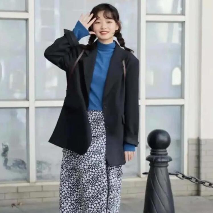西装搭配半裙,内搭什么好看?