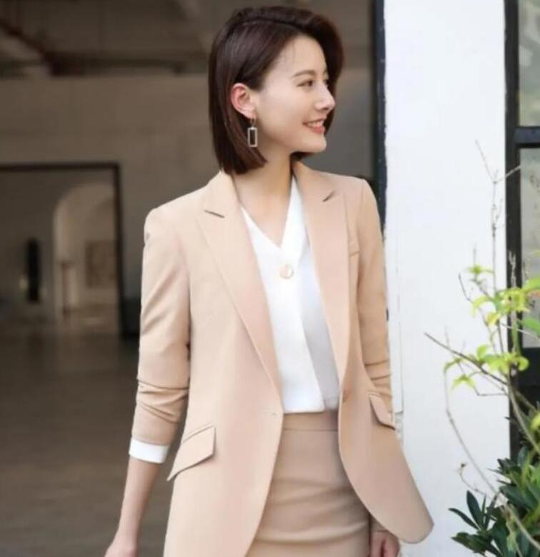 西装搭配半裙,内搭什么好看?