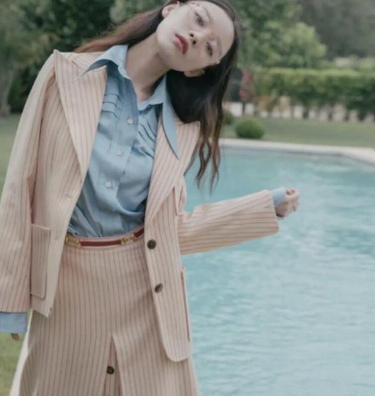 西装搭配半裙,内搭什么好看?