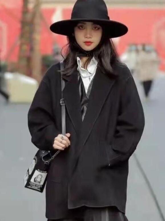 西装搭配半裙,内搭什么好看?