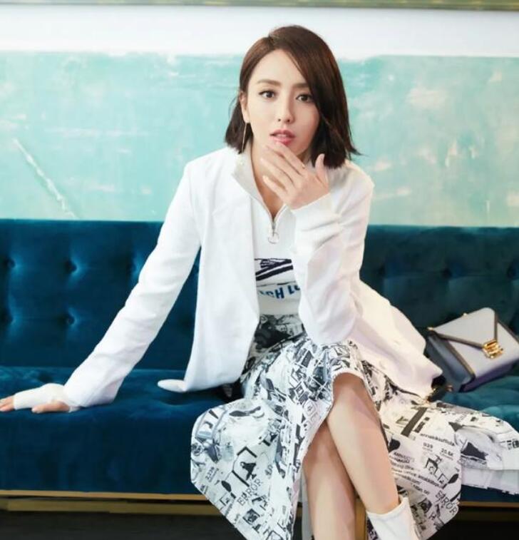 西装搭配半裙,内搭什么好看?