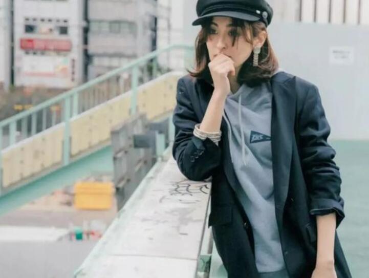 西装搭配半裙,内搭什么好看?