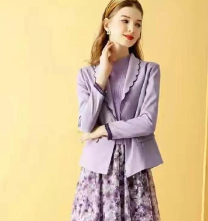 西装搭配半裙,内搭什么好看?