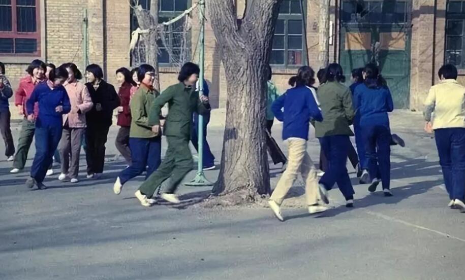 十年前的衣服拿出来穿是什么感觉?
