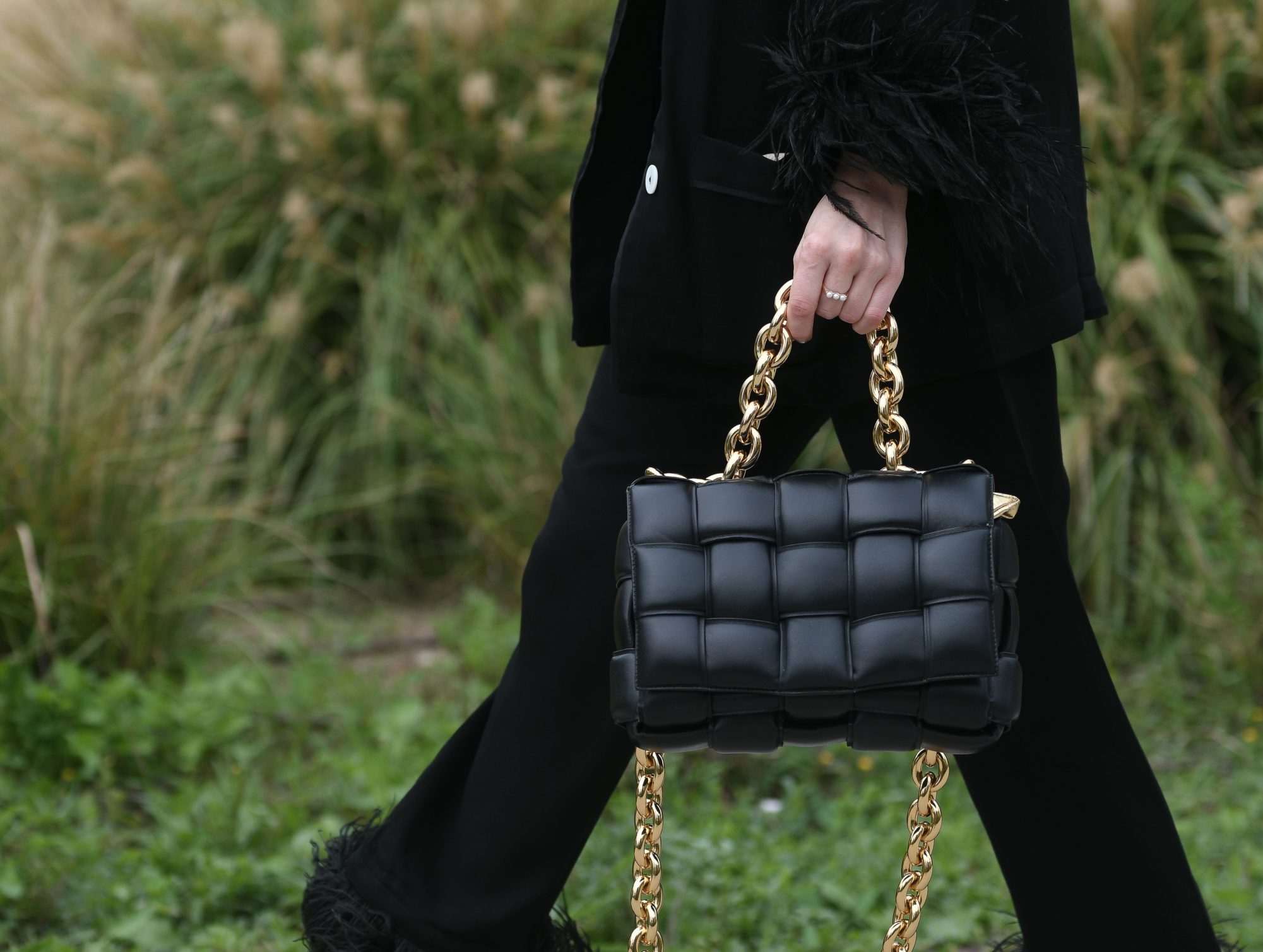 换上浓郁秋冬色调和金属元素，Bottega Veneta 为 Cassette 手袋再次升级