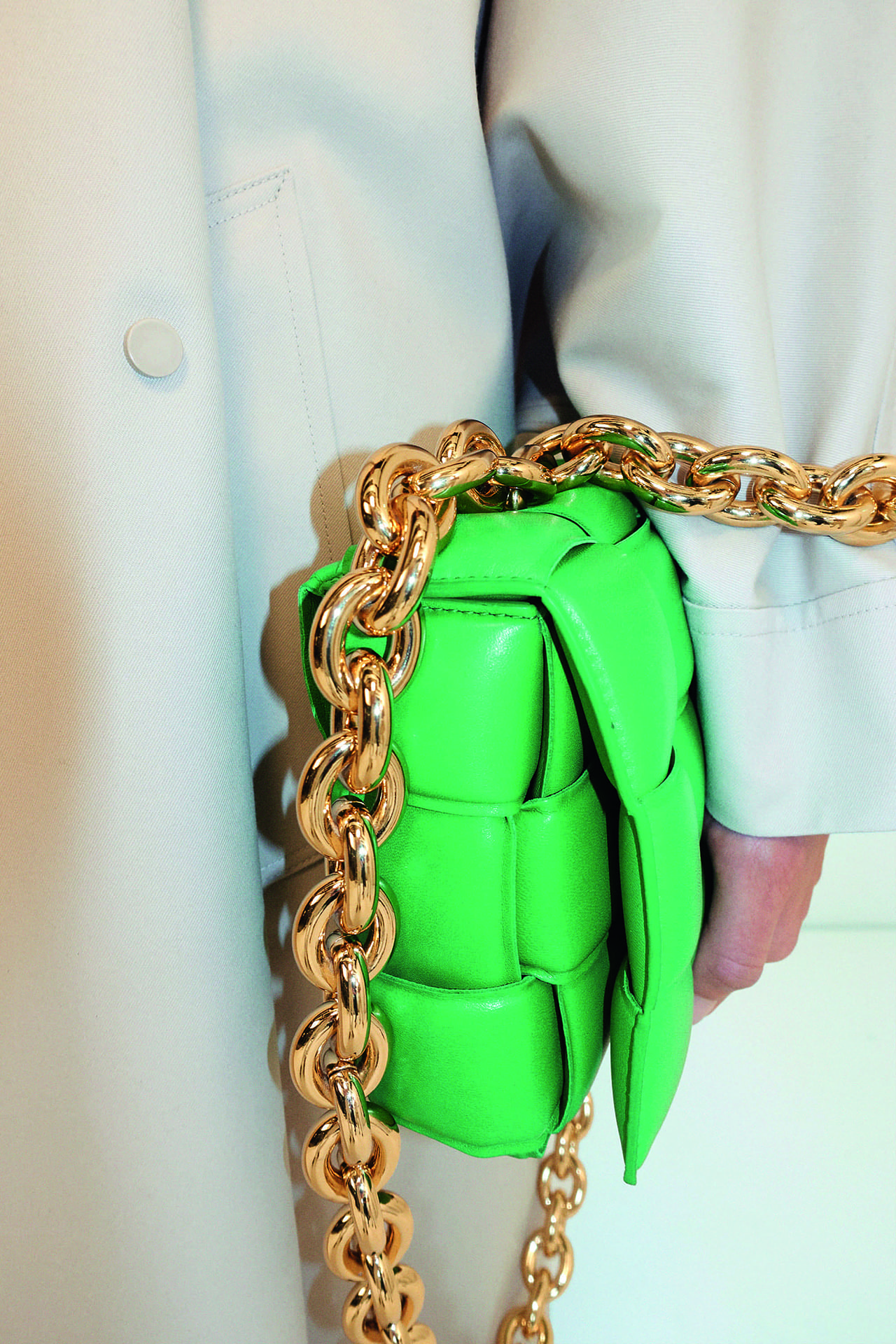 换上浓郁秋冬色调和金属元素，Bottega Veneta 为 Cassette 手袋再次升级